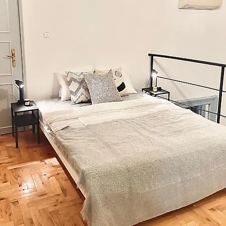 Blue Mirror 布达佩斯